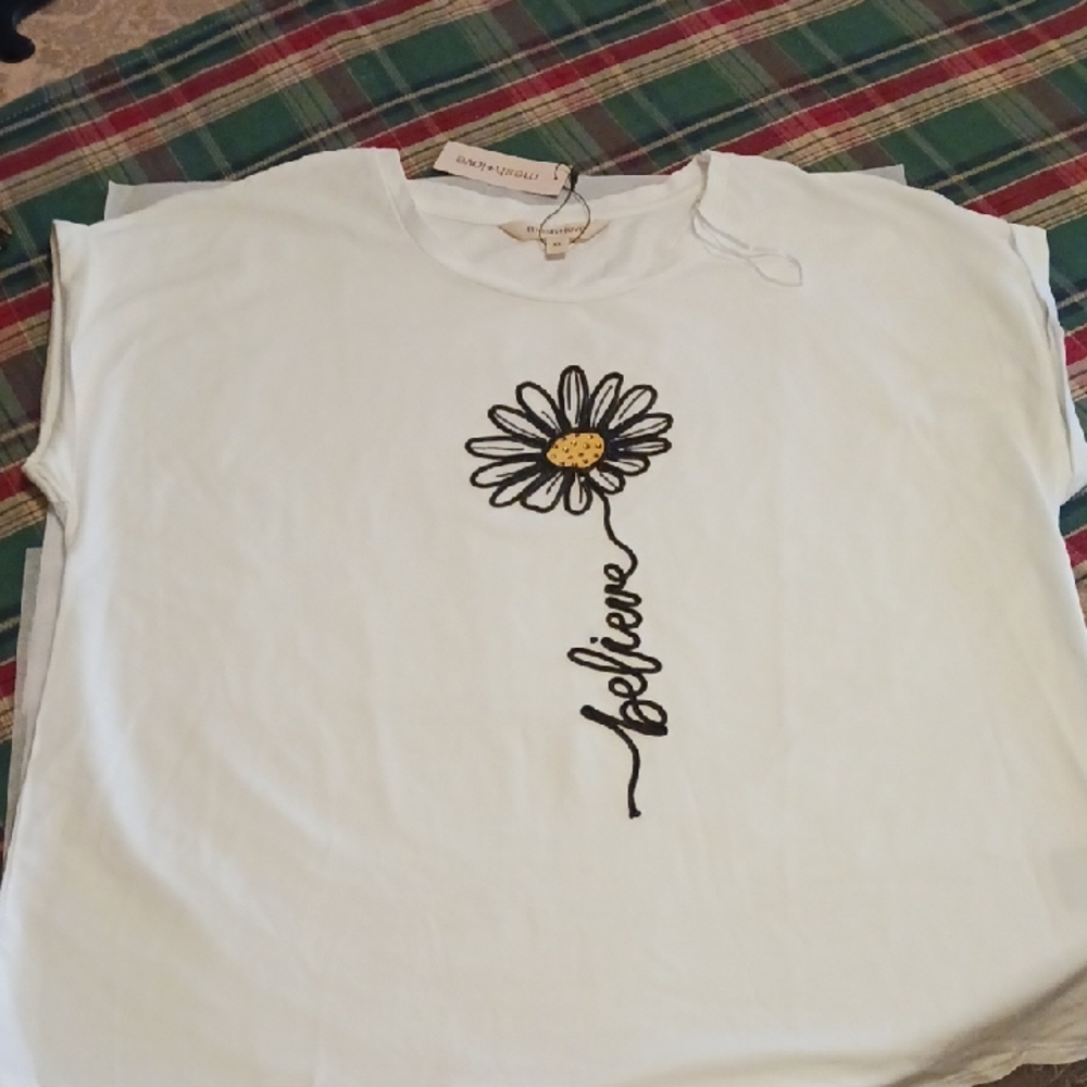 Women's White Short Sleeve Tee with Daisy Design